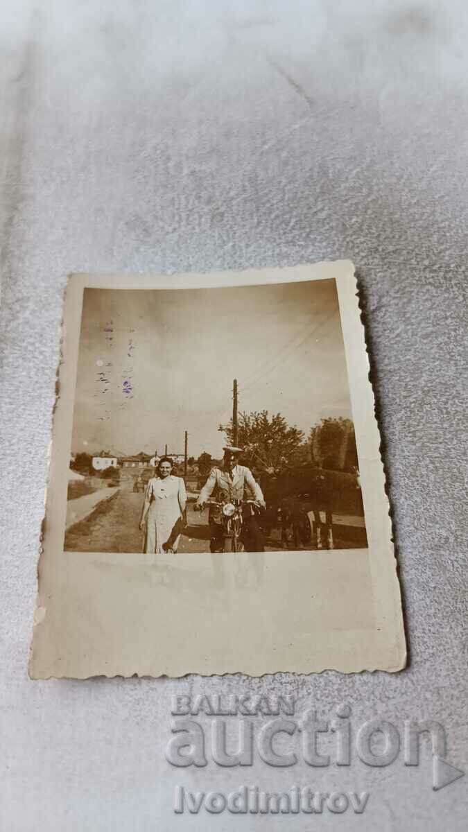 Φωτογραφία Σοφία Ένας αξιωματικός με μια ρετρό μοτοσυκλέτα και μια γυναίκα στο δρόμο 1938