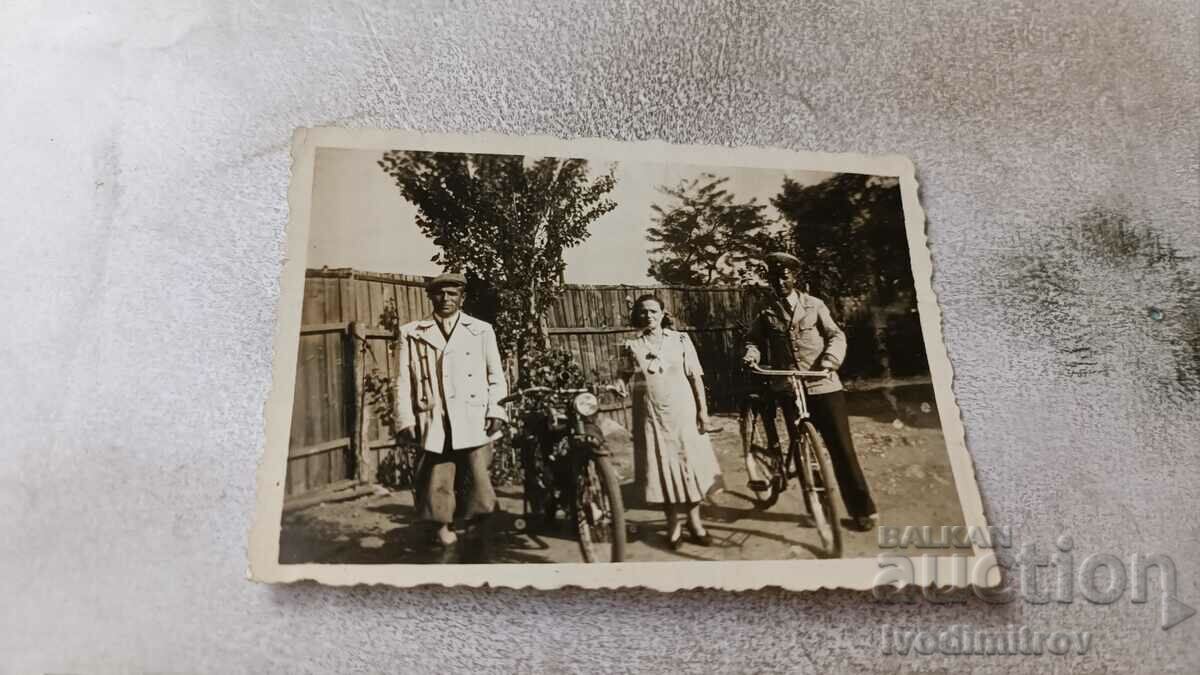 Снимка София Жена и двама мъже с ретро возила 1938