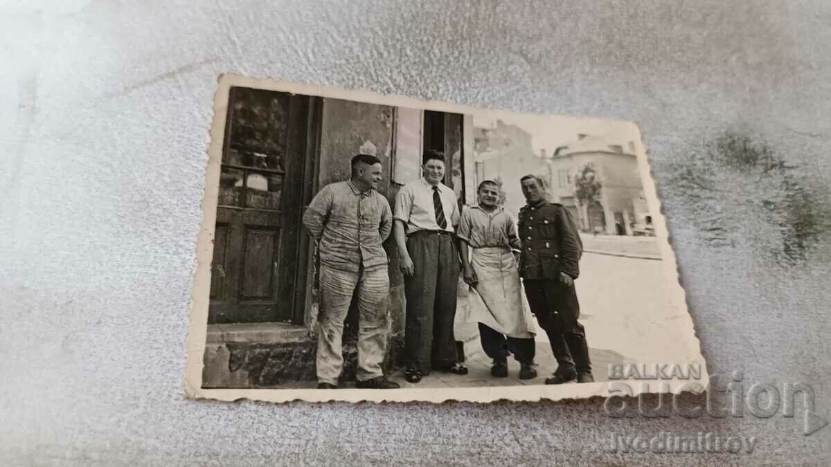 Φωτογραφία Σοφία Ένας αξιωματικός και τρεις άνδρες στο δρόμο