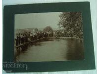 Παλιά φωτογραφική φωτογραφία - πολίτες δίπλα σε μια λίμνη