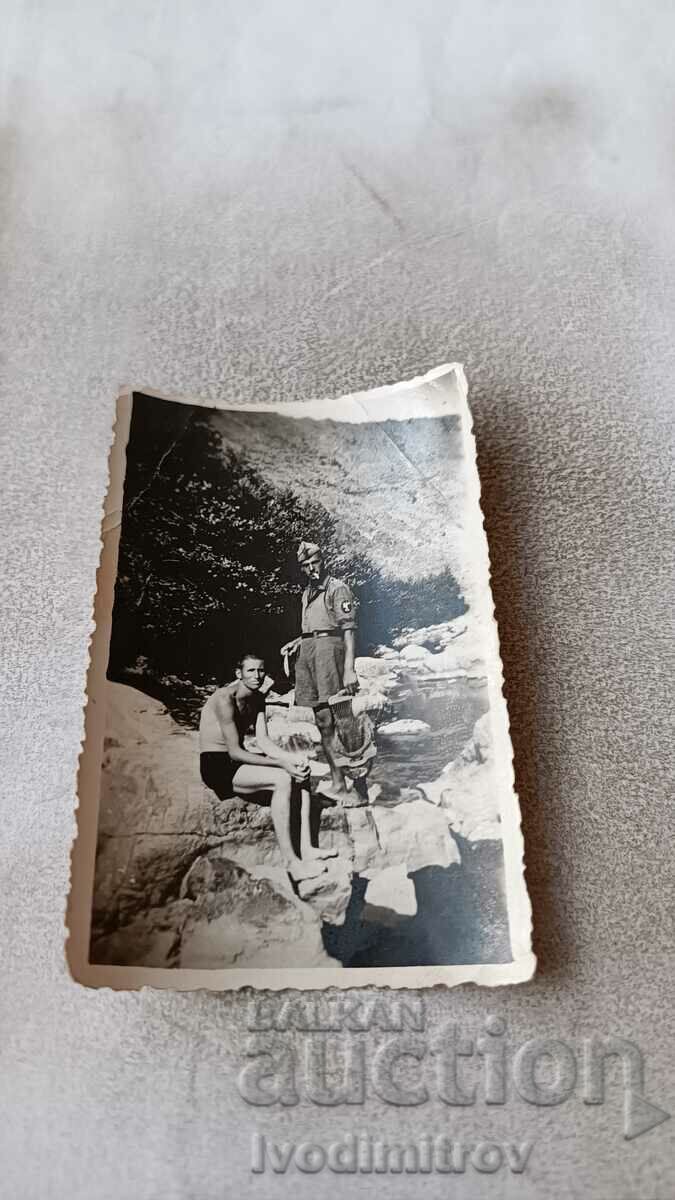 Fotografie Veles Doi soldați vânând pești în râu 1942