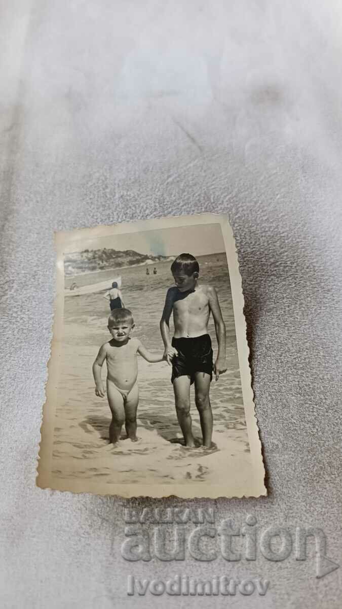 Photo Two boys on the beach