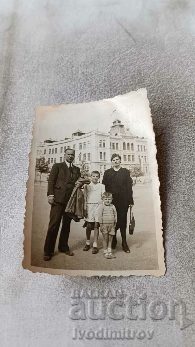 Снимка София Мъж жена и две момчета на улицата