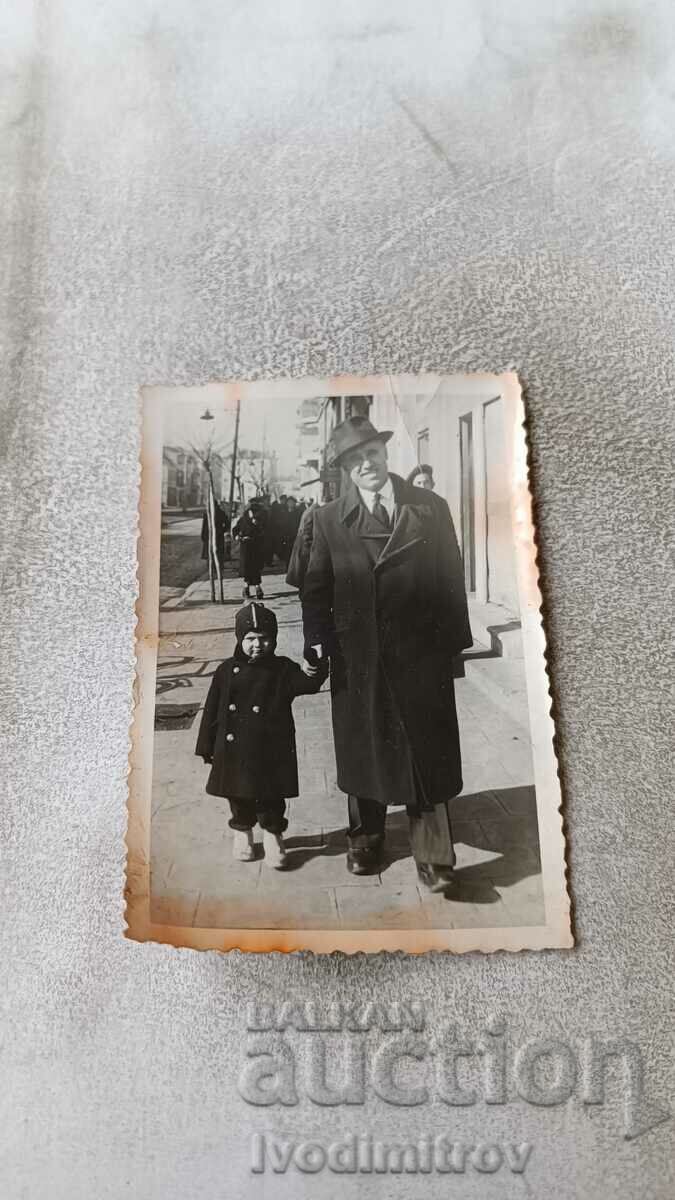 Снимка София Мъж и малко момченце на тротоара