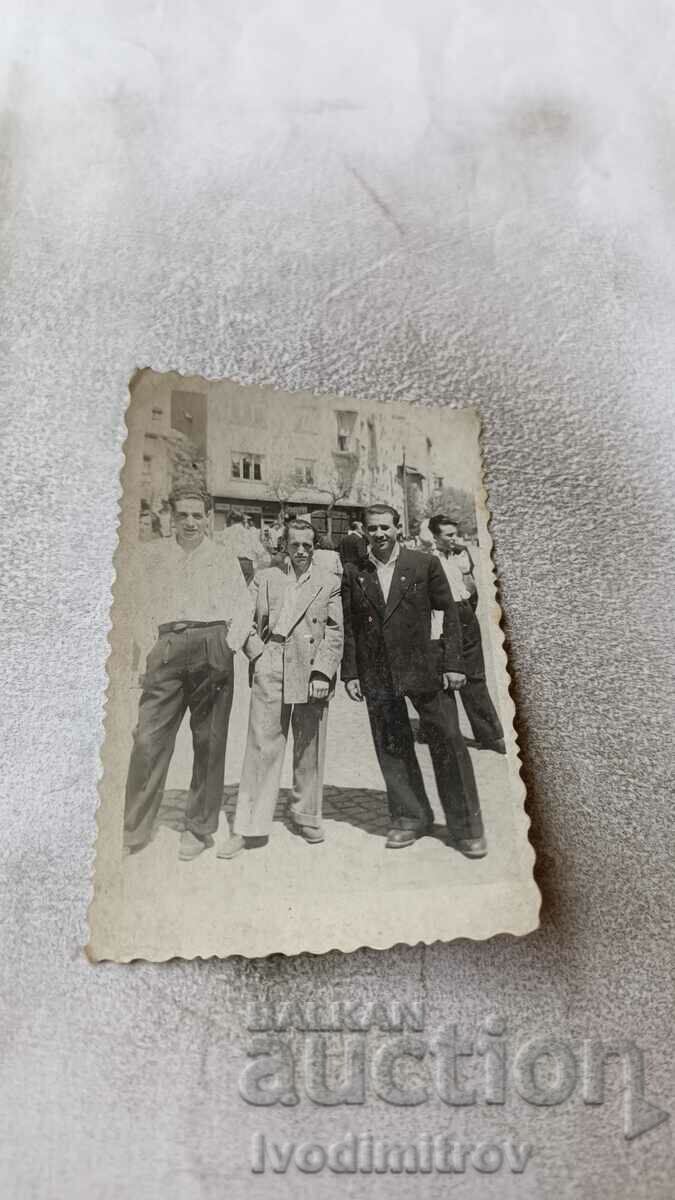 Φωτογραφία Σοφία Τρεις νεαροί άνδρες σε έναν περίπατο
