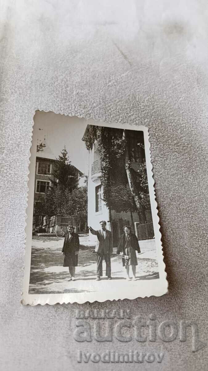 Fotografie Sofia Un bărbat și două femei pe stradă