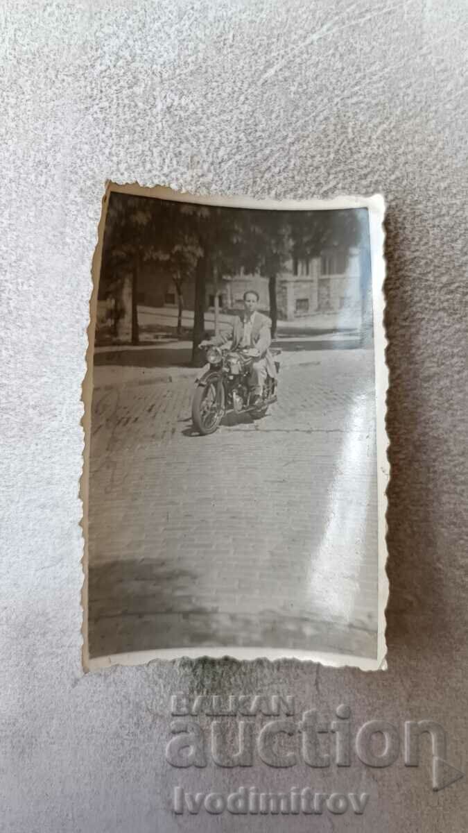Φωτογραφία Σοφία Ένας άντρας σε μια ρετρό μοτοσυκλέτα 1948