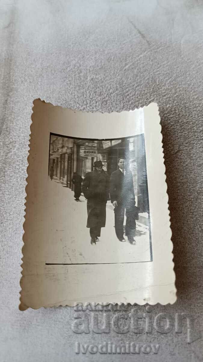 Снимка София Двама мъже на разходка през зимата 1940