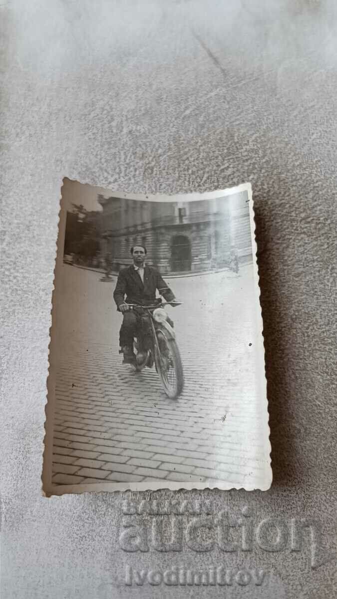 Photo Sofia A man with a retro motorbike