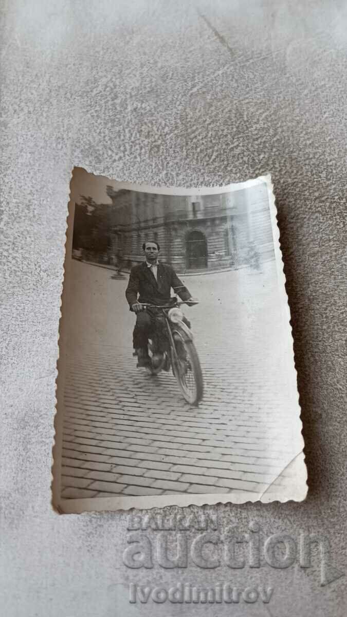 Photo Sofia A man with a retro motorbike