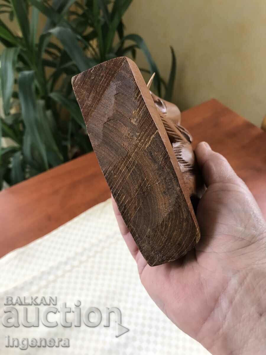 FIGURE CARVING FROM A WHOLE PIECE OF WOOD EBONY PLASTIC STATUETTE - 7 FIGURE CARVING FROM A WHOLE PIECE OF WOOD EBONY PLASTIC STATUETTE - 7