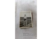Photo A man in a vintage swimsuit on the pier