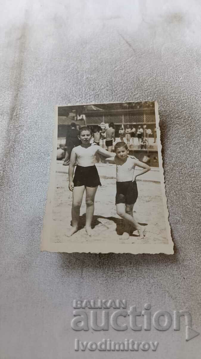 Снимка Хисаря Две момчета с ретро бански на плажа 1940