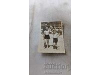 Foto Hisarya Doi băieți în costume de baie retro pe plajă 1940