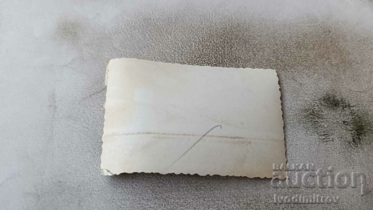 Φωτογραφία Δύο άντρες και ένα κοριτσάκι στην παραλία με τιμή 1.85 BGN | € 0.95 Φωτογραφία Δύο άντρες και ένα κοριτσάκι στην παραλία με τιμή 1.85 BGN | € 0.95