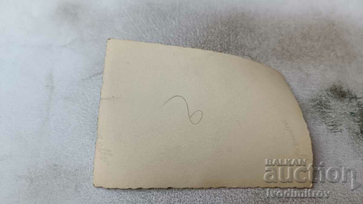 Φωτογραφία Νεαρό κορίτσι στους βράχους με τιμή 1.65 BGN | € 0.84