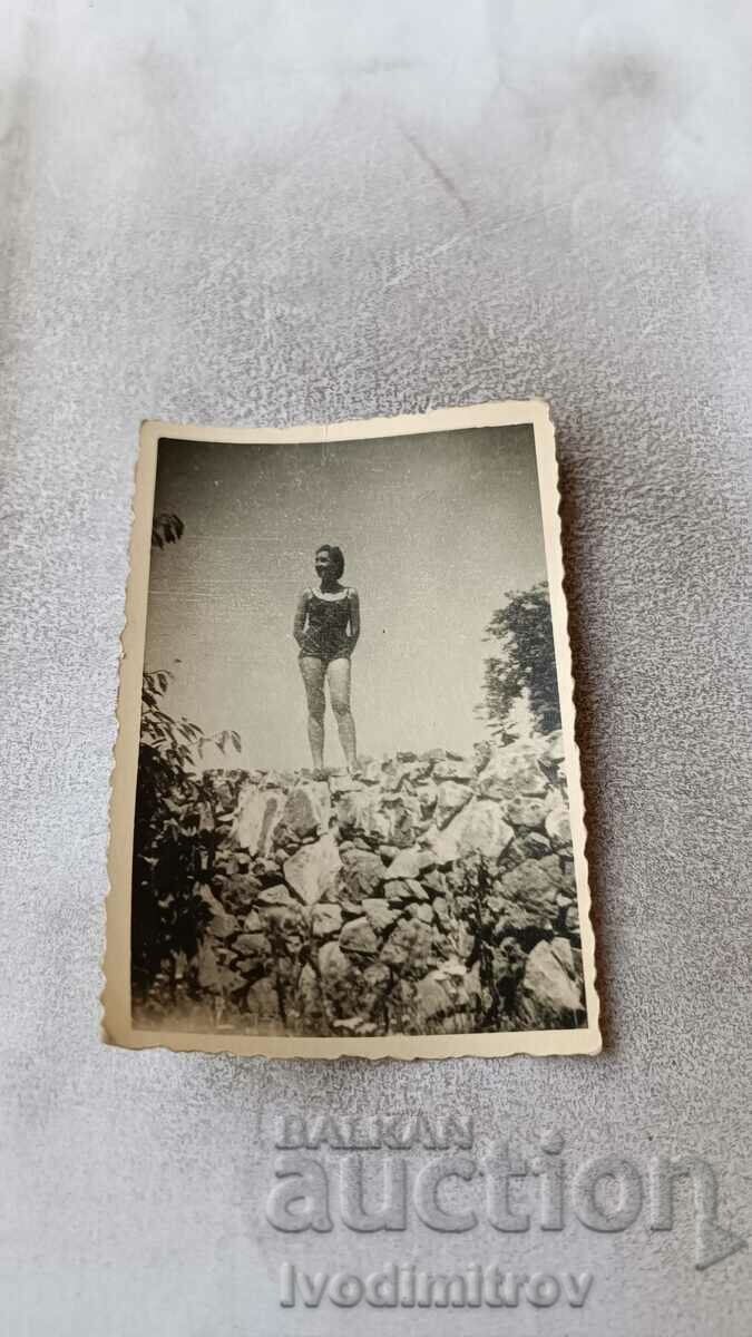 Φωτογραφία Νεαρό κορίτσι στους βράχους