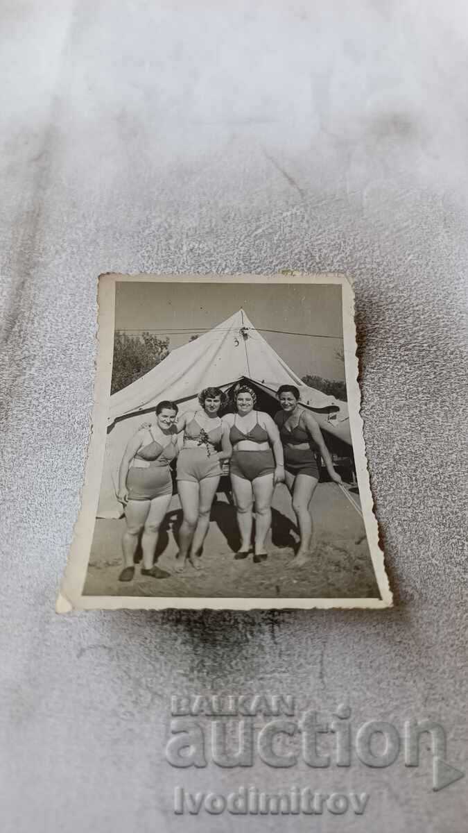 Φωτογραφία Τέσσερις γυναίκες μπροστά από μια σκηνή