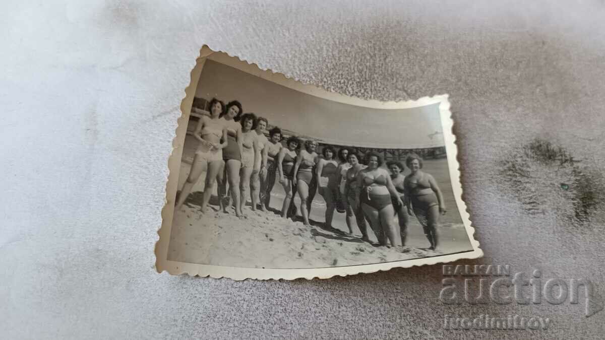 Photo Women in retro swimsuits on the beach
