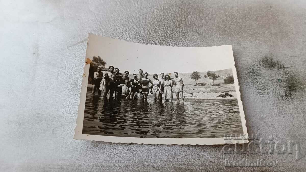 Снимка Младежи и девойки във водата