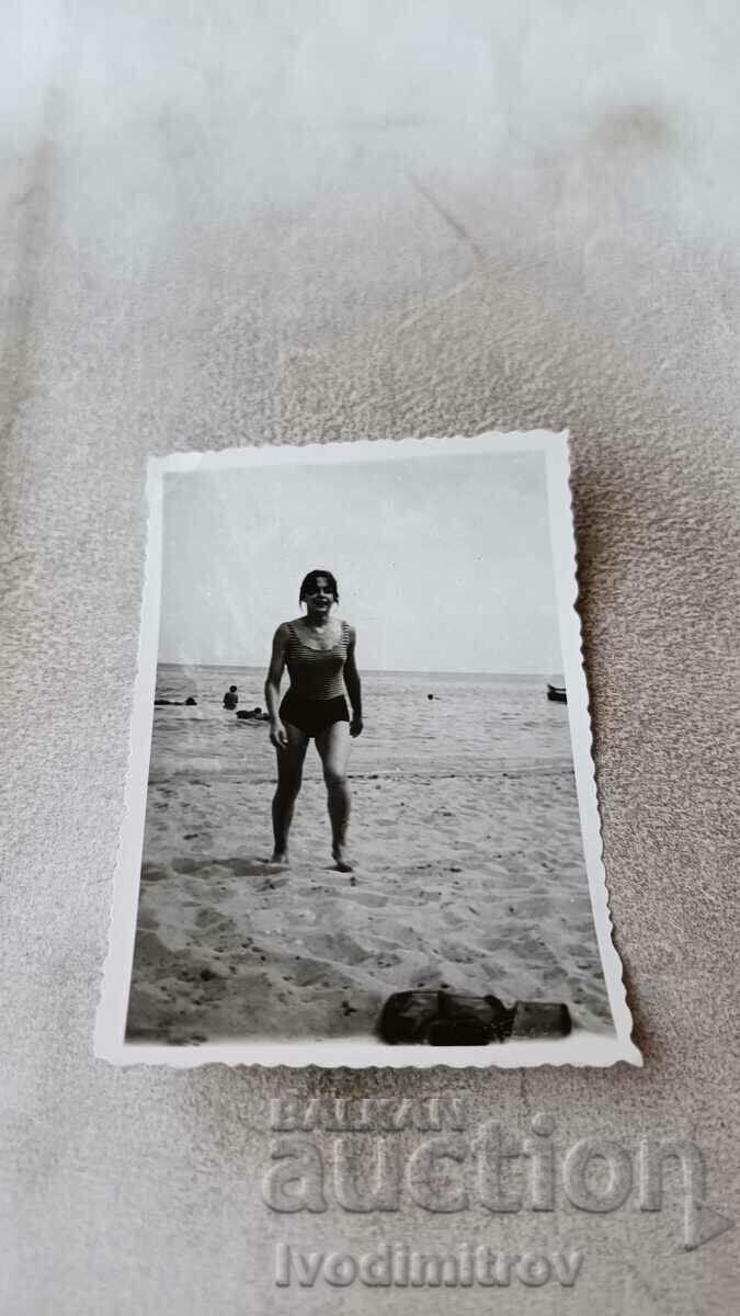 Φωτογραφία Νεαρό κορίτσι με ολόσωμο μαγιό στην παραλία