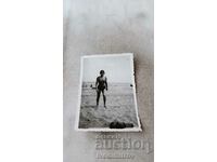 Foto Fată tânără în costum de baie dintr-o bucată pe plajă