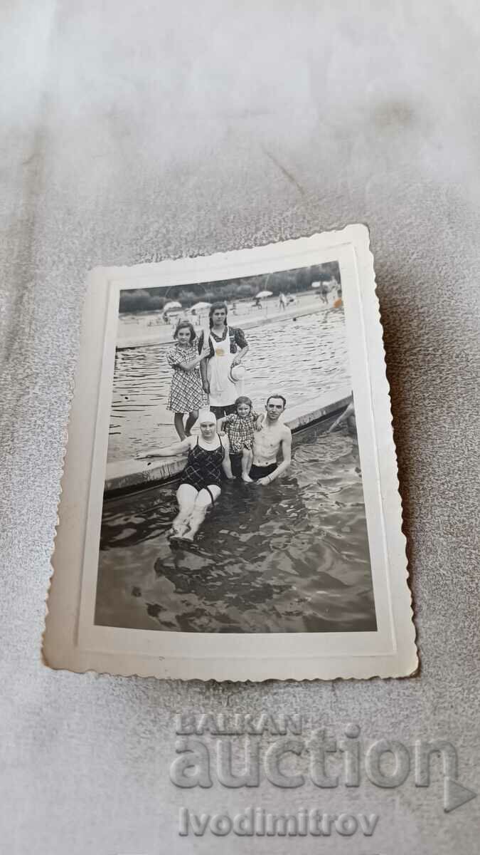 Снимка Мъж жени и три момичета на плувен басейн