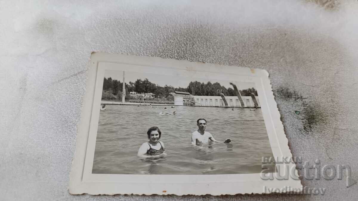 Φωτογραφία Άνδρας και γυναίκα σε μια πισίνα