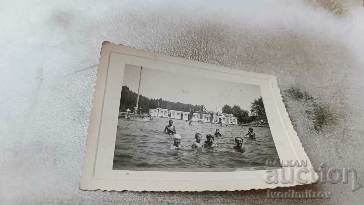 Снимка Мъж жена и деца в плувен басейн