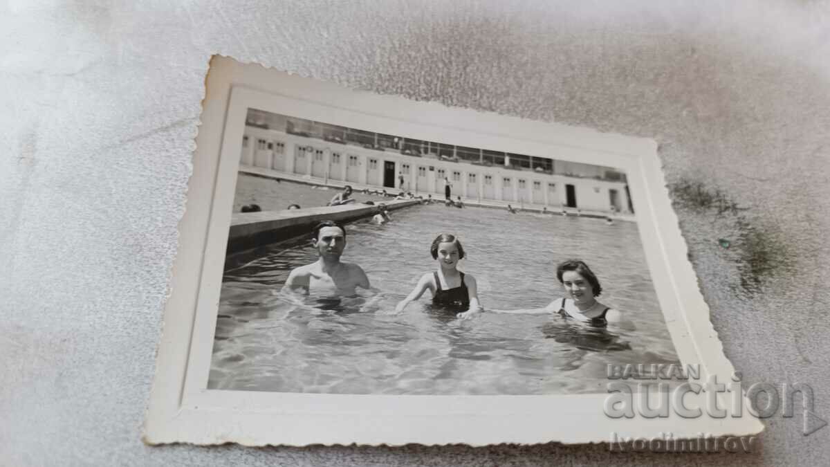 Fotografie Bărbat mincinos, femeie și fată într-o piscină, 1939