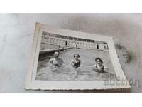 Снимка Лъджене Мъж жена и момиче в плувен басейн 1939