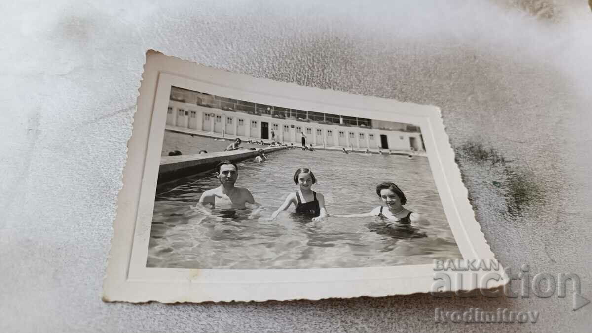 Снимка Лъджене Мъж жена и момиче в плувен басейн