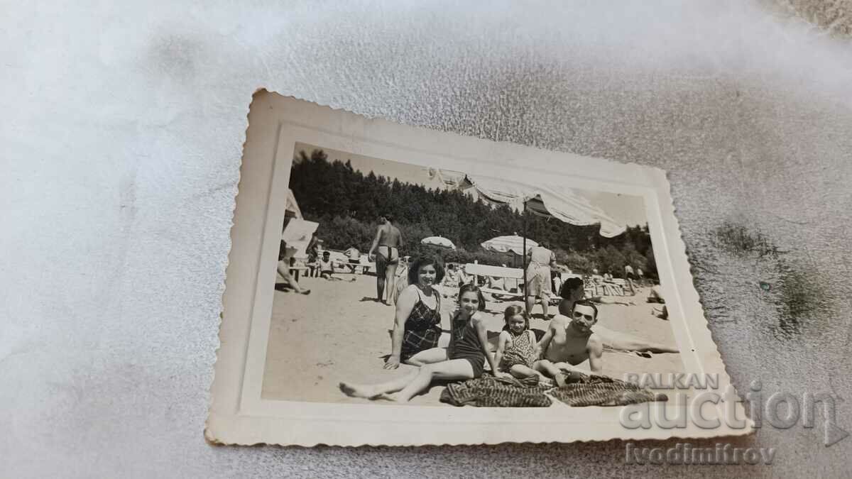 Снимка Мъж жена и две момичета на плажа