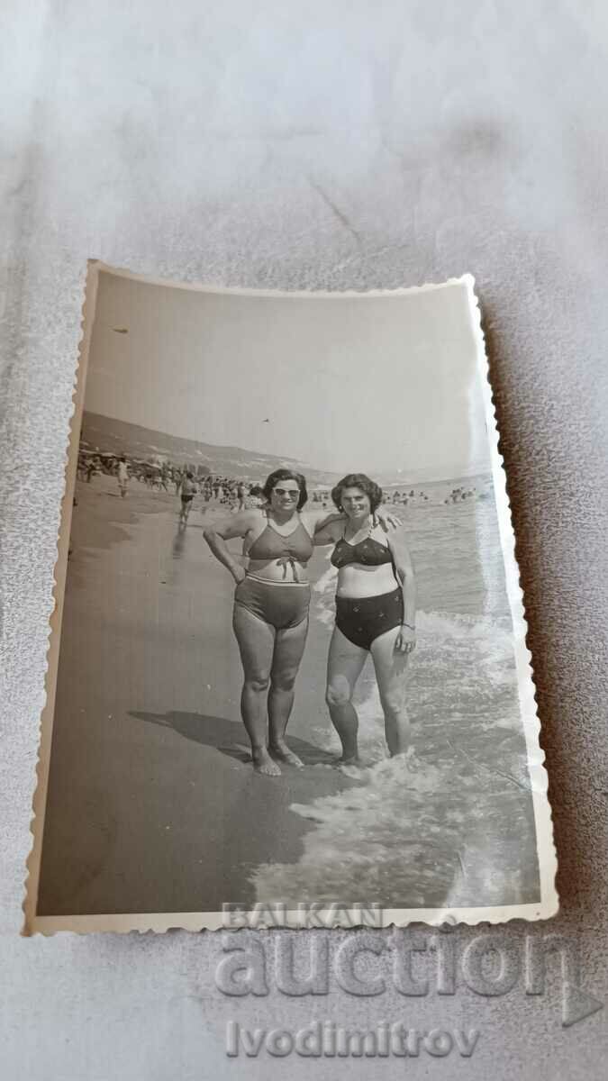 Снимка Златни пясъци Две жени на брега на морето 1963