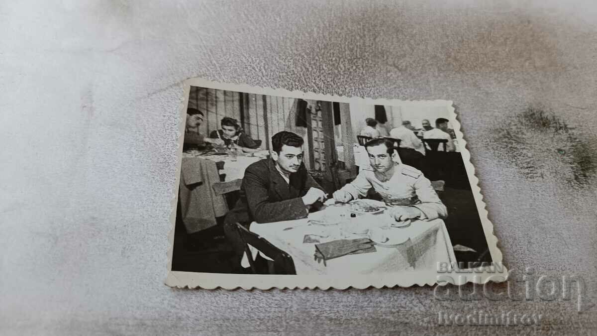 Photo An officer and a young man in a restaurant