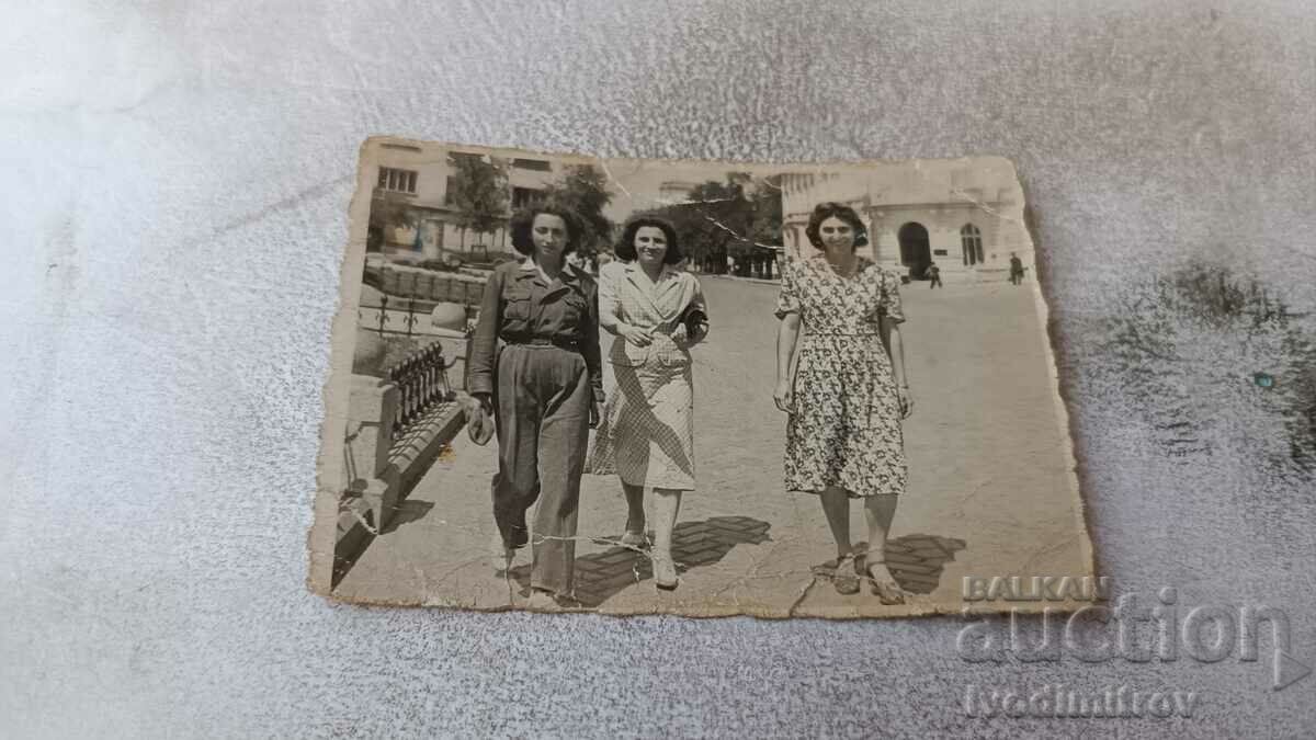 Снимка София Три млади жени на бул. Царъ Освободителъ