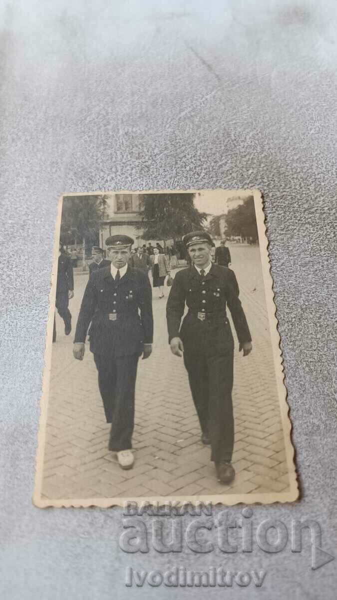 Снимка София Двама студенти от II курс на ПТТ институт 1949