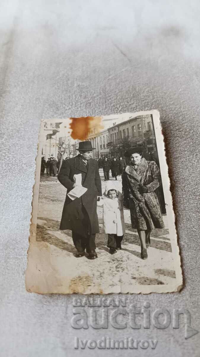 Снимка София Мъж жена и малко момиченце на пл. Св. Неделя