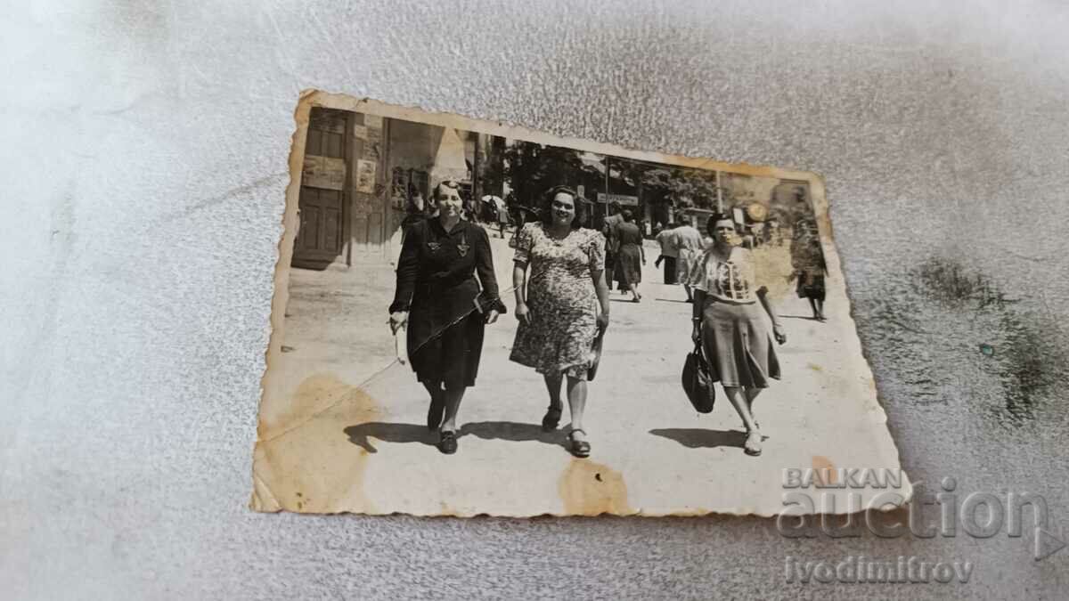 Photo Sofia Three women on a walk