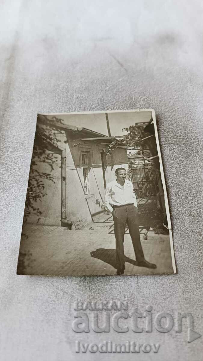 Φωτογραφία Σοφία Ένας άντρας στην αυλή του σπιτιού του, 1931