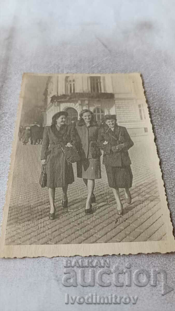 Снимка София Три млади жени на разходка 1948