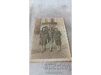 Снимка София Три млади жени на разходка 1948