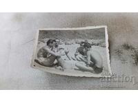 Photo Four men playing cards on the beach
