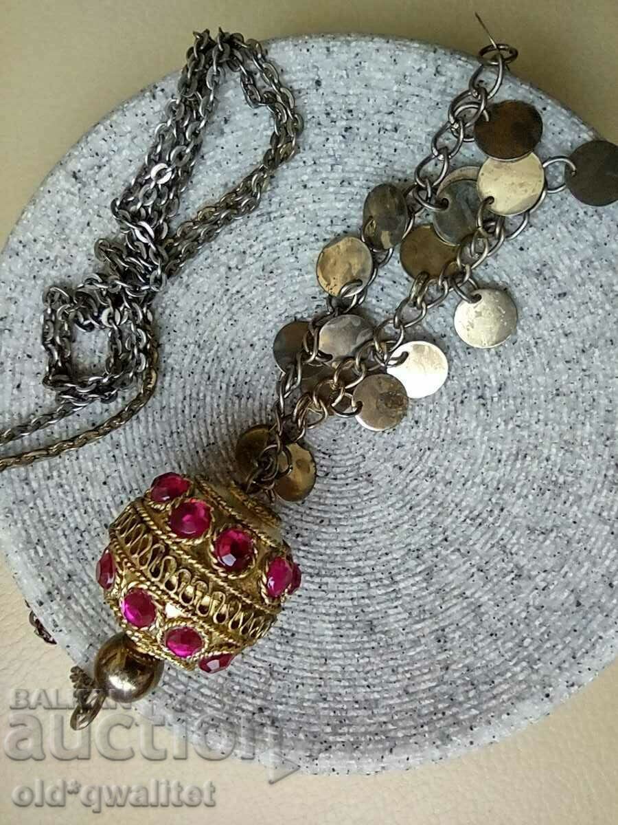 Auction A lovely necklace with a very striking element Auction A lovely necklace with a very striking element