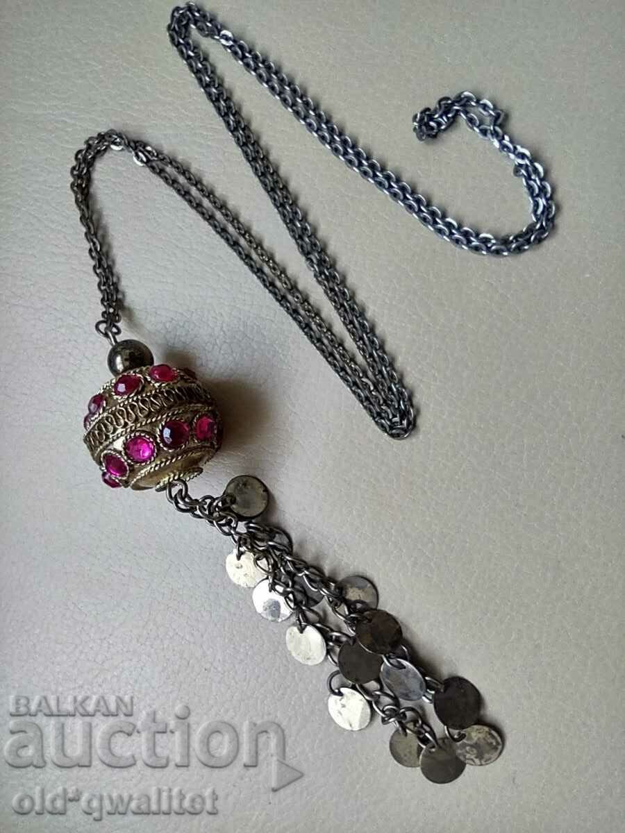 Delivery of A lovely necklace with a very striking element Delivery of A lovely necklace with a very striking element