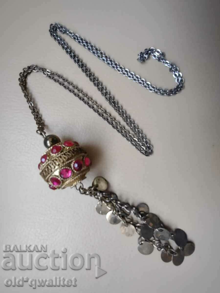 A lovely necklace with a very striking element - 5 A lovely necklace with a very striking element - 5