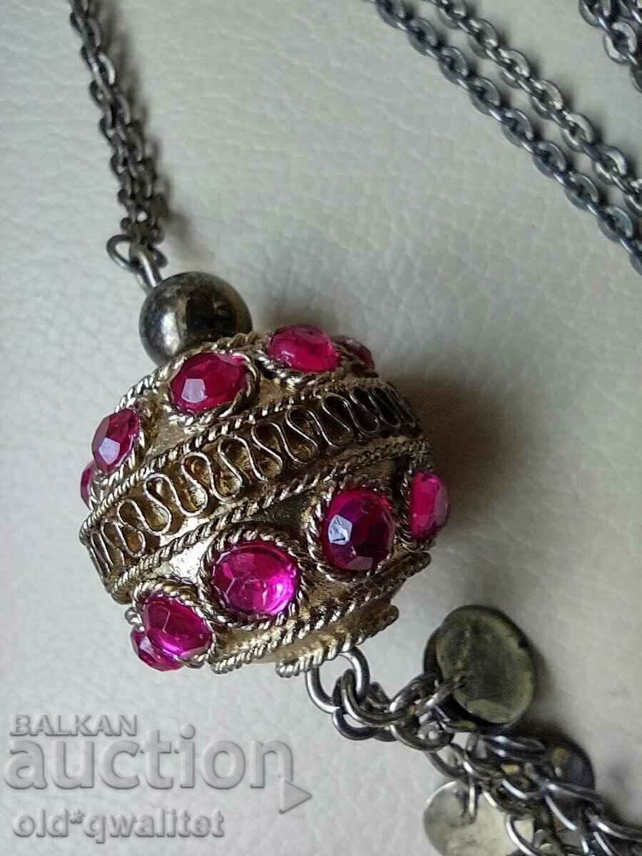A lovely necklace with a very striking element - 6 A lovely necklace with a very striking element - 6