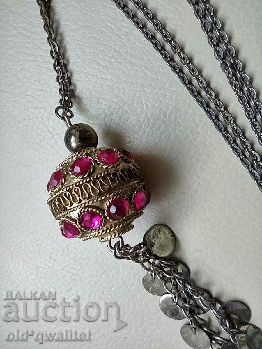 A lovely necklace with a very striking element - 7 A lovely necklace with a very striking element - 7