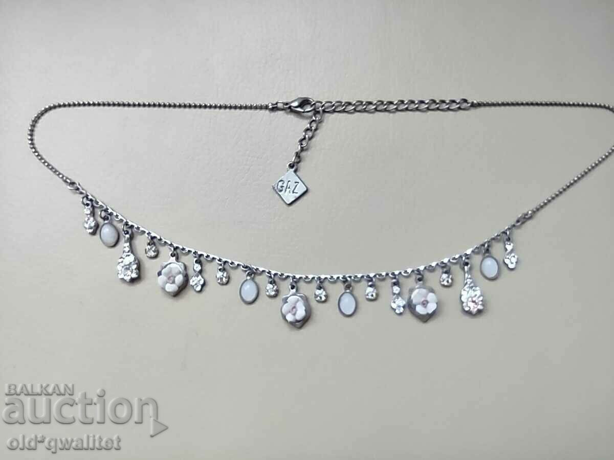 Δημοπρασία Κολιέ ντιζάιν, πολύ απαλό φίνο, σφραγισμένο ανάλογα Δημοπρασία Κολιέ ντιζάιν, πολύ απαλό φίνο, σφραγισμένο ανάλογα