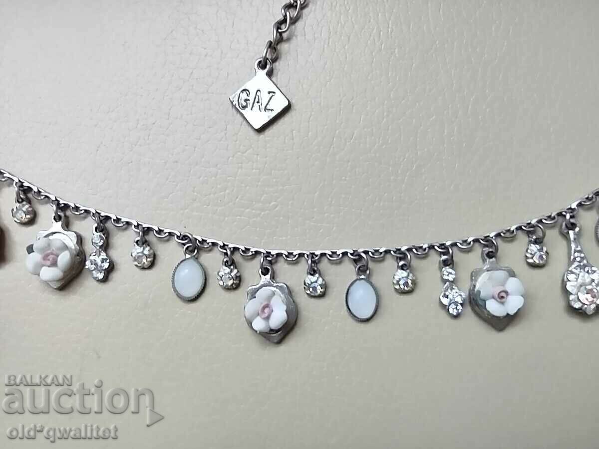 Παράδοση Κολιέ ντιζάιν, πολύ απαλό φίνο, σφραγισμένο ανάλογα Παράδοση Κολιέ ντιζάιν, πολύ απαλό φίνο, σφραγισμένο ανάλογα